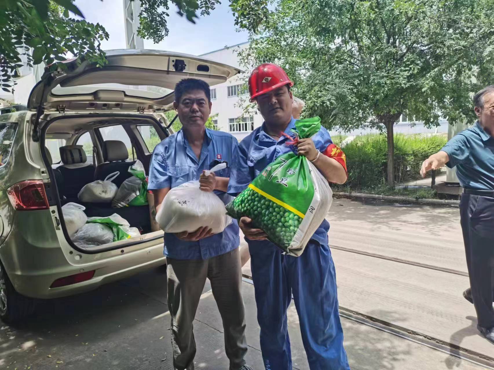 給一線(xiàn)生產(chǎn)車(chē)間和工地職工購(gòu)買(mǎi)了一批白糖、綠豆等防暑降溫品送到了車(chē)間工地